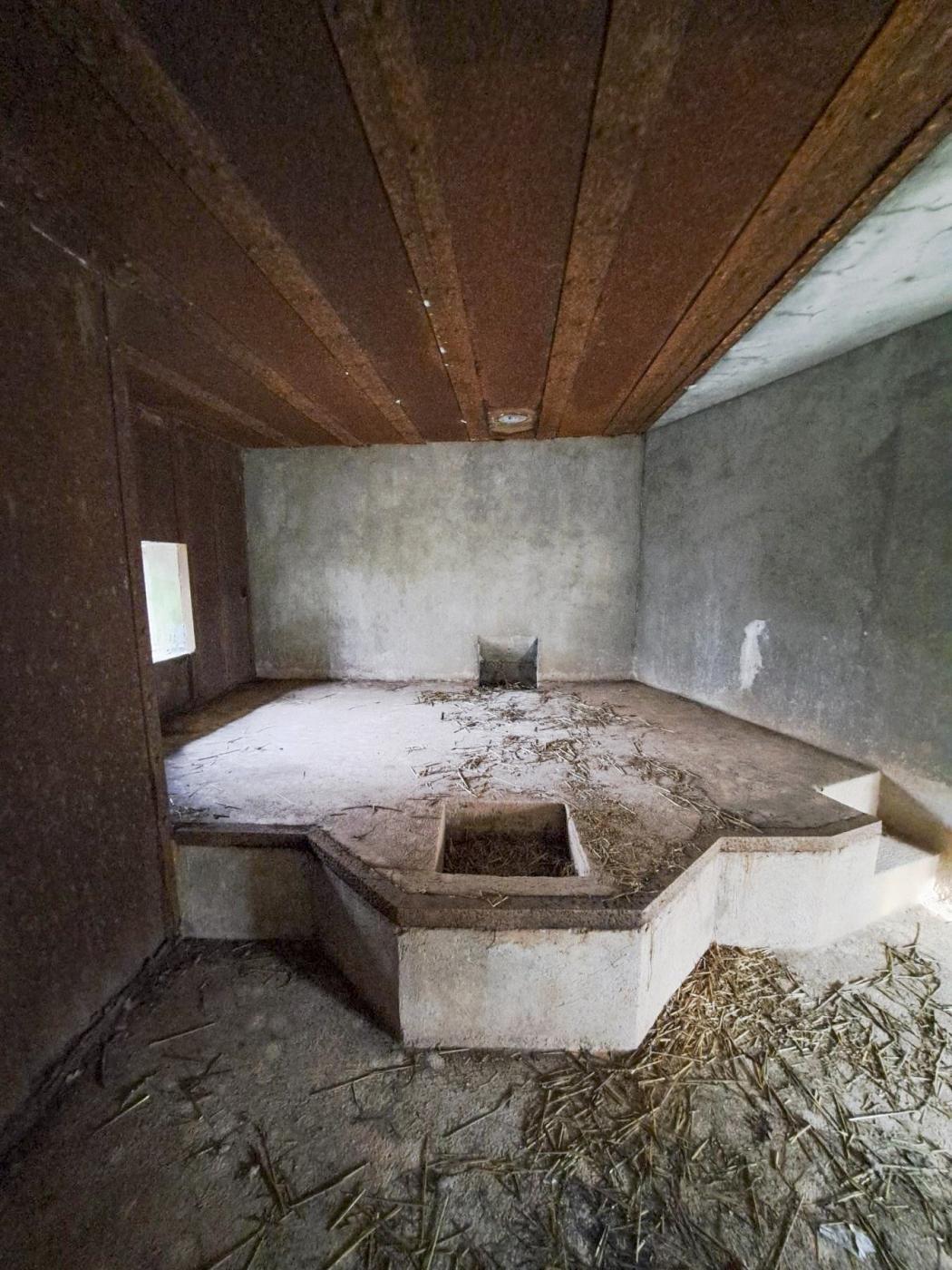 Ligne Maginot - A36 - FORT JEAN DIOT - (Casemate d'infanterie - Double) - Chambre de tir gauche.
Enfilade des deux petites fosses pour les bêches de la pièce AC et un conduit métallique au plafond.