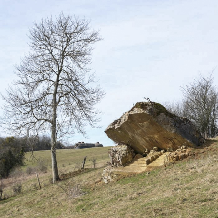 Ligne Maginot - 65BIS - LA CHAVEE OUEST - (Blockhaus pour canon) - En arrière plan, le bloc 1 de l'ouvrage de Thonnelle