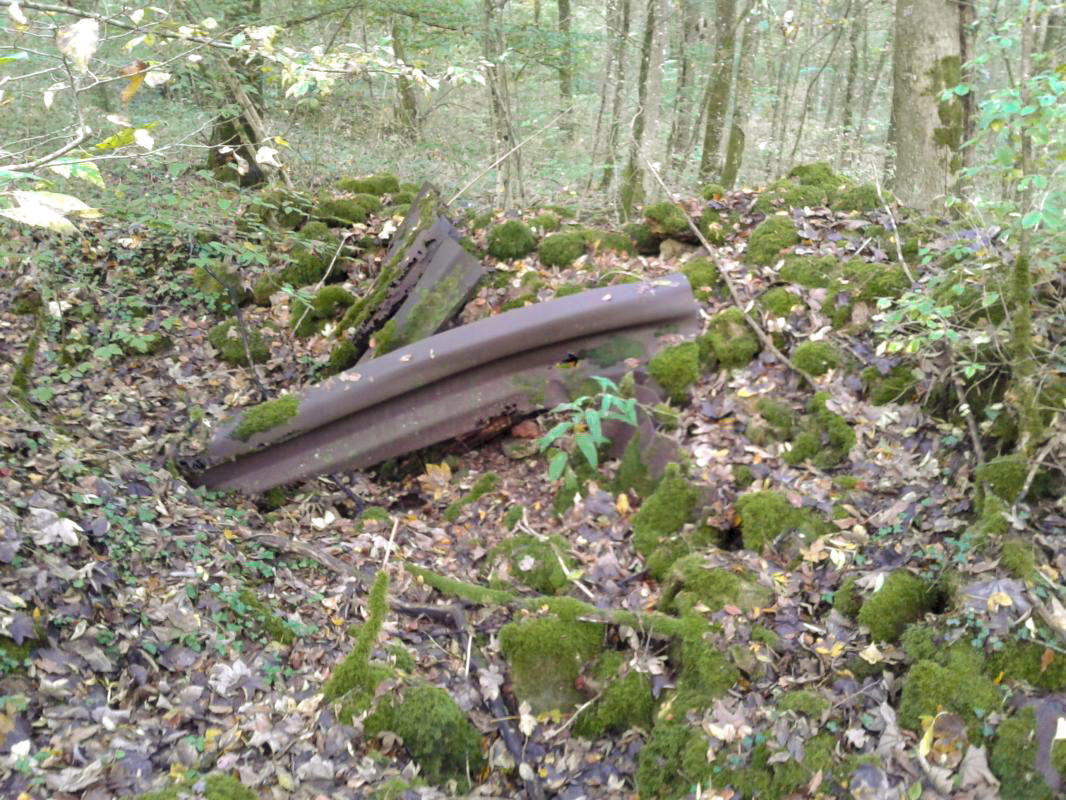 Ligne Maginot - BOIS LE SART - (Abri) - Abri Sud. 
Tôles métro abandonnées.