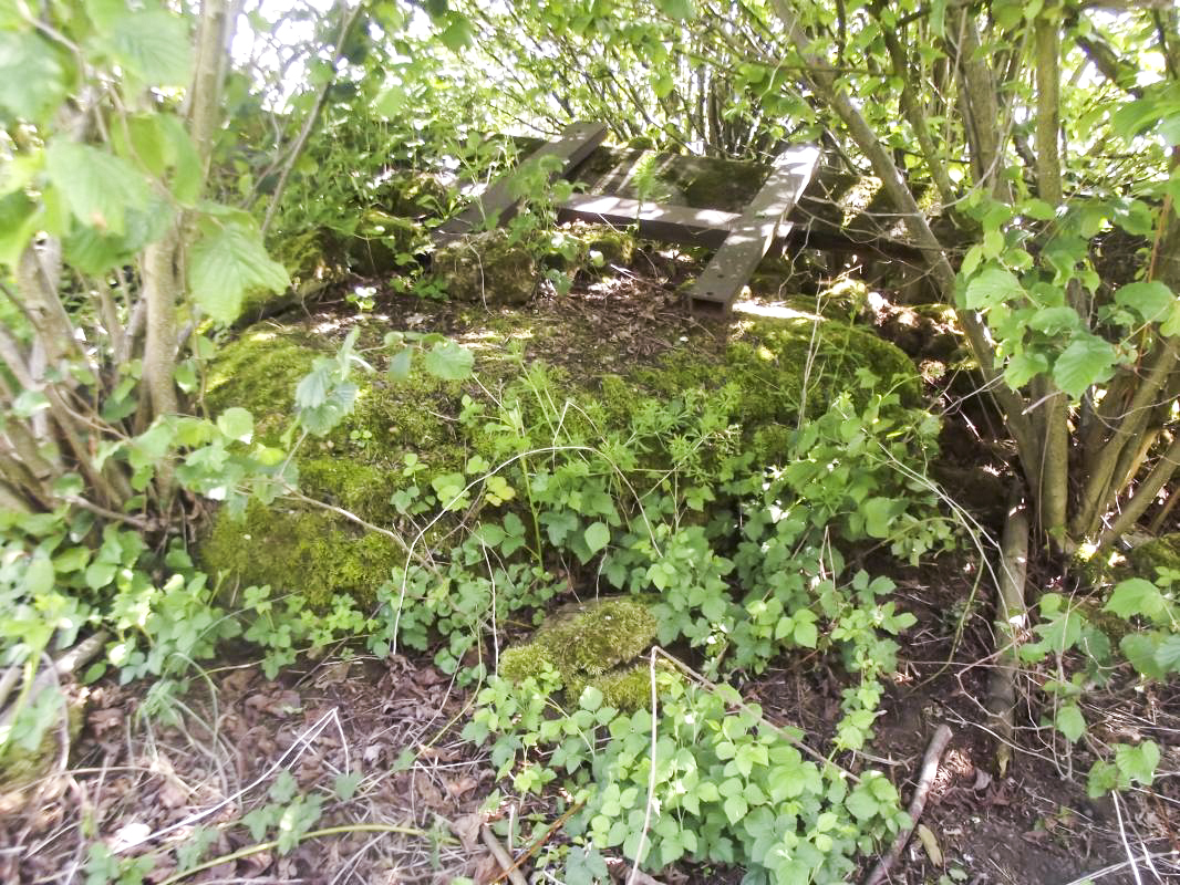 Ligne Maginot - CIMETIERE DE VILLY - (Abri) - Vue de trois quart arrière droite