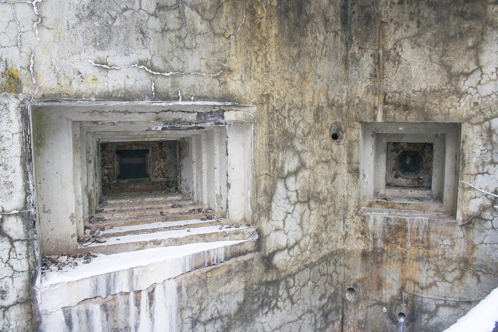 Ligne Maginot - MOLVANGE - A9 - (Ouvrage d'artillerie) - Entrée des munitions
Créneaux de droite : JM / AC47 et FM