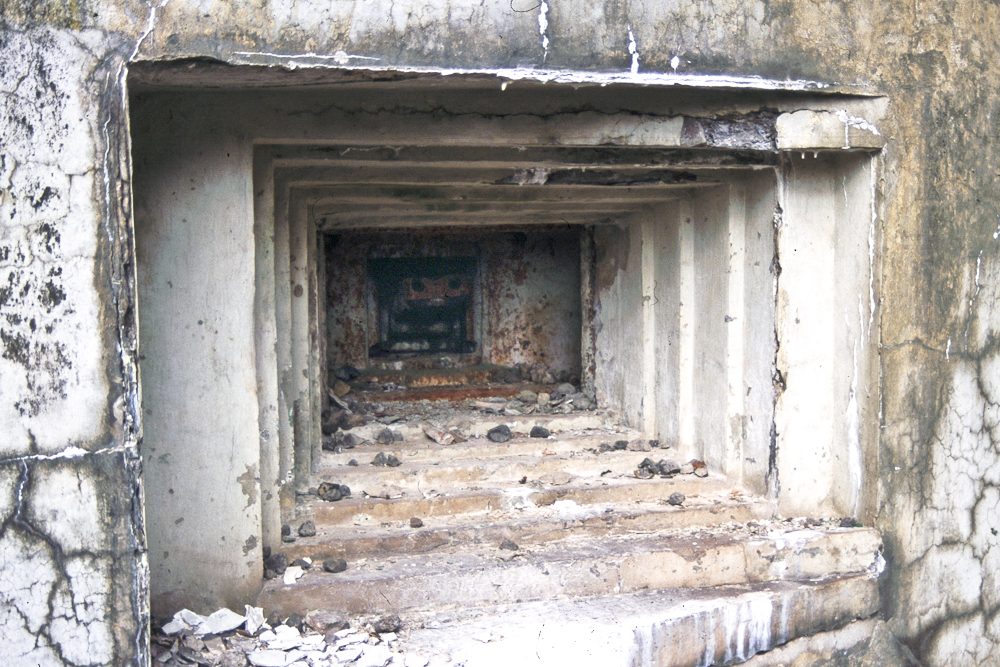 Ligne Maginot - MOLVANGE - A9 - (Ouvrage d'artillerie) - Entrée des munitions
Créneau JM / AC 
Le support du jumelage Reibel est encore en place
2002