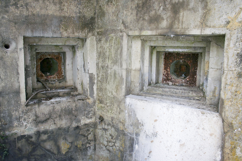 Ligne Maginot - MOLVANGE - A9 - (Ouvrage d'artillerie) - Entrée des munitions
Deux créneaux FM de gauche