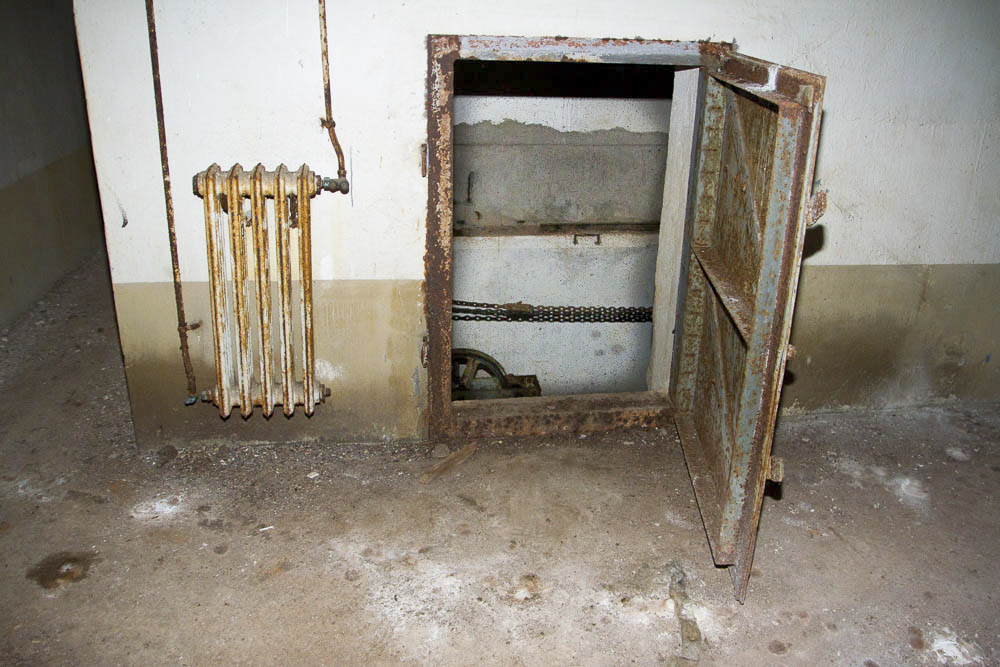 Ligne Maginot - MOLVANGE - A9 - (Ouvrage d'artillerie) - Entrée munitions
Entrée du local du treuil d'effacement du pont  dont on voit les chaines