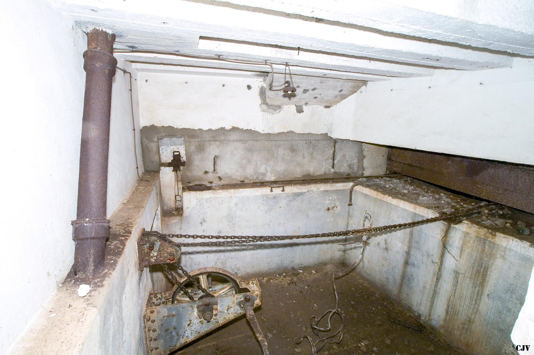 Ligne Maginot - MOLVANGE - A9 - (Ouvrage d'artillerie) - Entrée munitions
Le treuil du pont