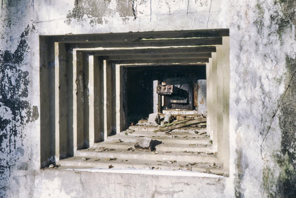 Ligne Maginot - MOLVANGE - A9 - (Ouvrage d'artillerie) - Entrée des hommes
Créneau JM avec le support de jumelage pour mitrailleuses Reibel encore en place