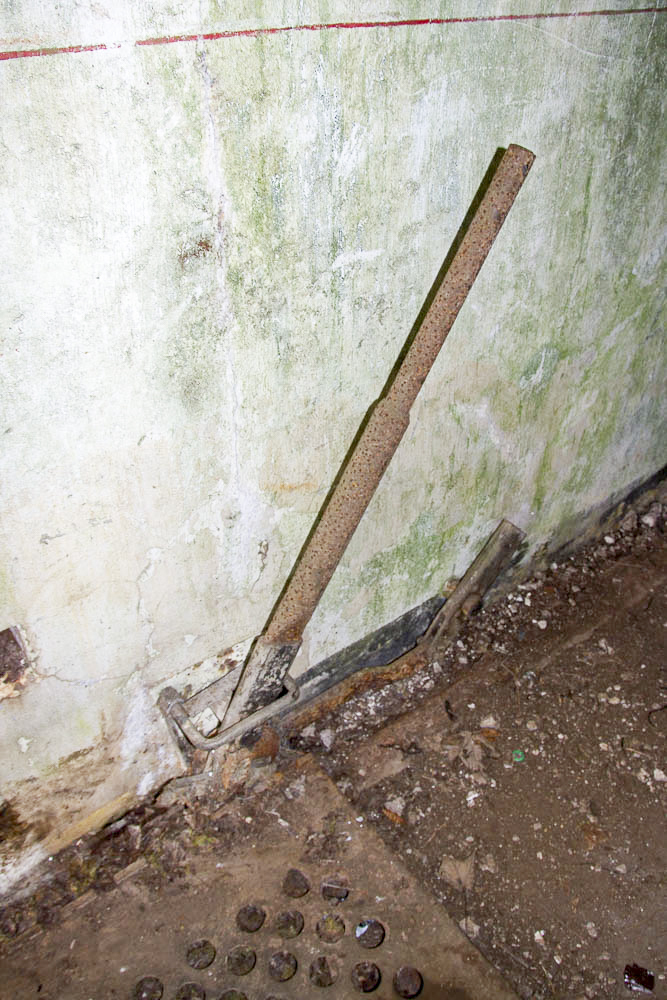 Ligne Maginot - MOLVANGE - A9 - (Ouvrage d'artillerie) - Entrée des hommes
Levier pour le fonctionnement de la passerelle rétractable