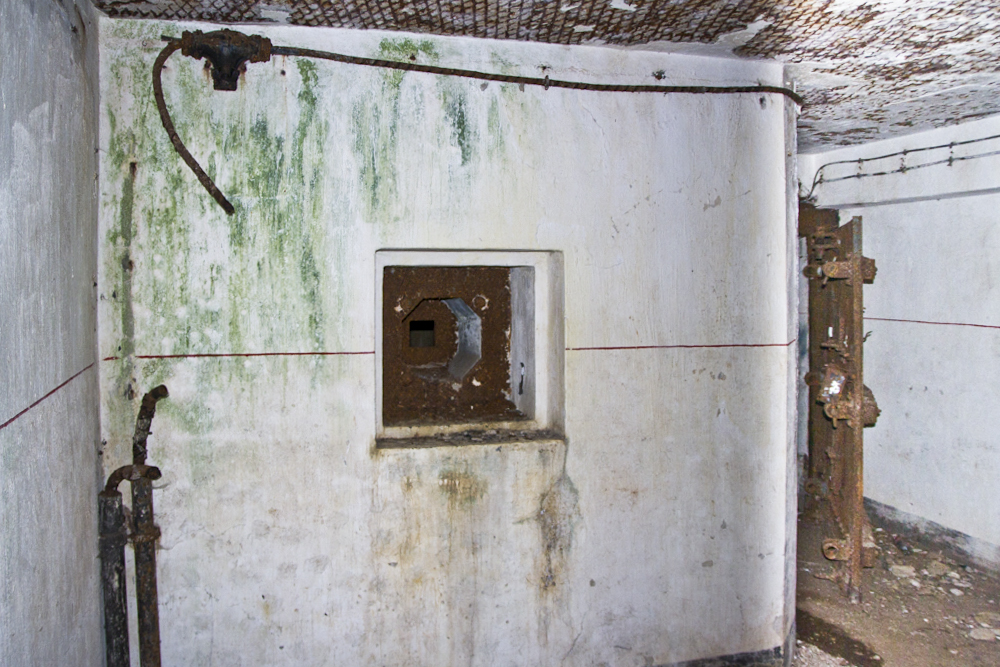 Ligne Maginot - MOLVANGE - A9 - (Ouvrage d'artillerie) - Entrée des hommes
Créneau FM de défense intérieure dans l'axe du couloir. 