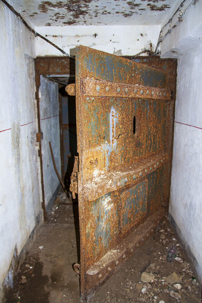 Ligne Maginot - MOLVANGE - A9 - (Ouvrage d'artillerie) - Entrée des hommes
Porte blindée après le coude du couloir d'accès