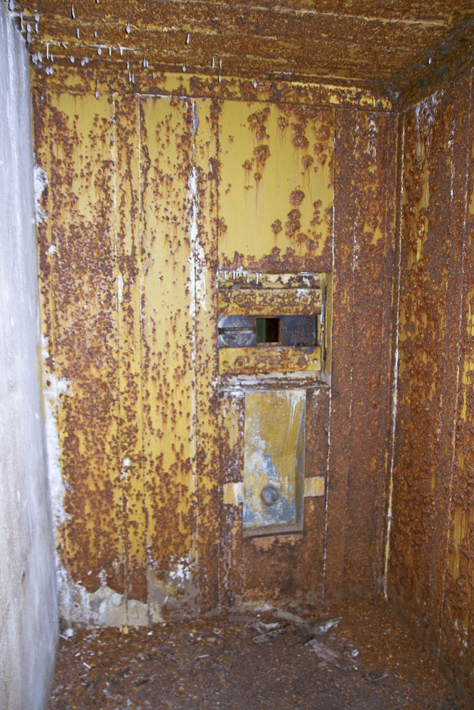 Ligne Maginot - MOLVANGE - A9 - (Ouvrage d'artillerie) - Entrée des hommes
Créneau FM de défense intérieure dans l'axe du couloir