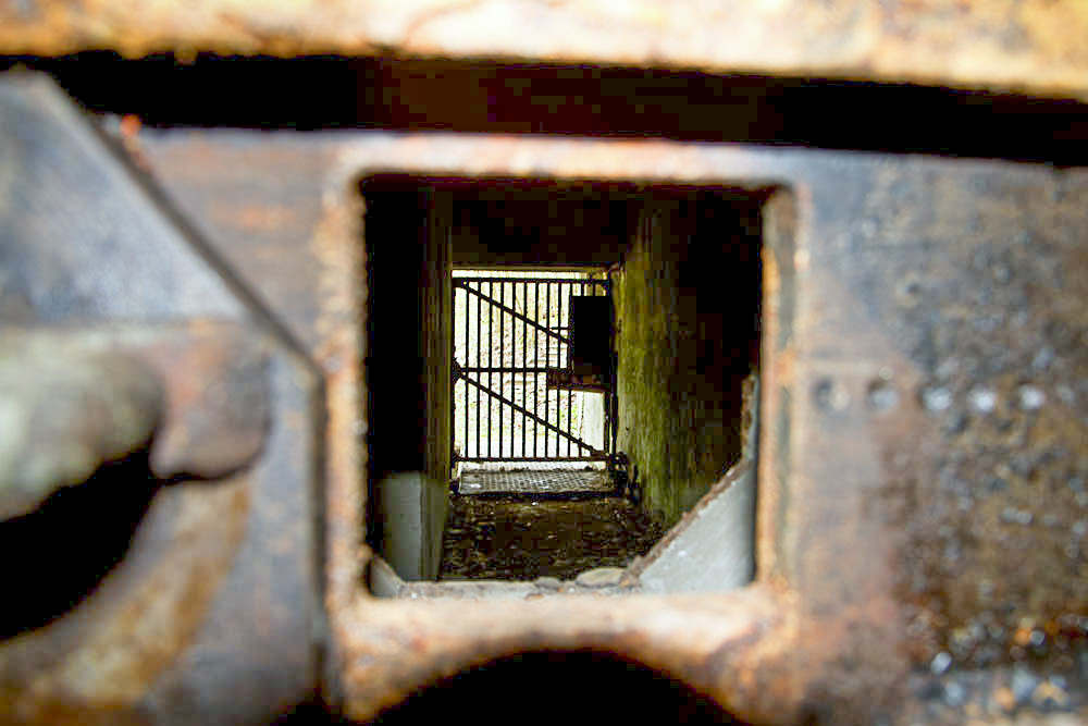 Ligne Maginot - MOLVANGE - A9 - (Ouvrage d'artillerie) - Entrée des hommes
Vue du couloir d'accès et la grille de défense extérieure depuis le créneau FM qui balaie l'axe du couloir.