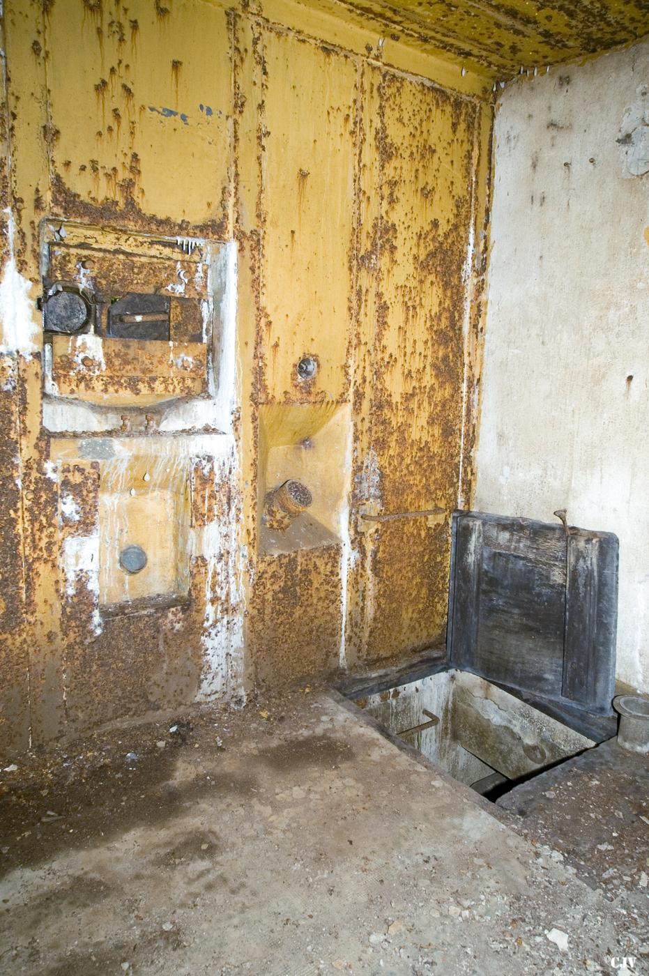 Ligne Maginot - MOLVANGE - A9 - (Ouvrage d'artillerie) - Entrée des hommes
La chambre de tir avec le passage vers l’étage inférieur