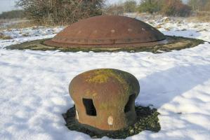 Ligne Maginot - MOLVANGE - A9 - (Ouvrage d'artillerie) - Bloc 5
Cloche de prise d'air et tourelle de 75 (avant son transfert vers le musée de Fermont)