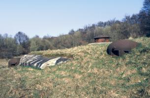 Ligne Maginot - MOLVANGE - A9 - (Ouvrage d'artillerie) - Bloc 6
Vue d'ensemble avec, de gauche à droite, la cloche GFM, la tourelle mitrailleuse et la cloche JM