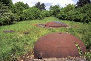 Ligne Maginot - MOLVANGE - A9 - (Ouvrage d'artillerie) - Bloc 10
Vue de tous les cuirassements du bloc (de gauche à droite) : cloche LG, cloche de prise d'air, cloche GFM et tourelle de 75