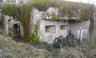 Ligne Maginot - MY3 - (Blockhaus lourd type STG / STG-FCR - Simple) - Vue du bloc.
Les deux créneaux flanquant vers le Nord-Est. Le mitrailleuse à gauche, pièce anti-char à droite