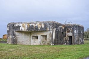 Ligne Maginot - G27 - (Blockhaus lourd type STG / STG-FCR - Simple) - Lumière du couchant sur le blockhaus, aujourd'hui surmonté d'une antenne télé