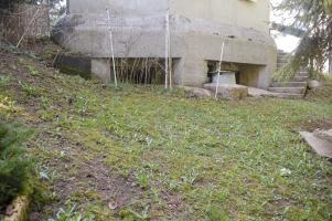 Ligne Maginot - MB15 - (Blockhaus pour arme infanterie) - Totalement invisible ce blockhaus est totalement intégré dans une propriété privée. L'ouvrage sert de fondation à un petit chalet. Je remercie ses propriétaires de m'avoir permis de prendre ces deux photos. Pour l'anecdote ces propriétaires sont les descendants de la famille qui a construit l'oratoire près du Mt121.