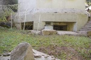 Ligne Maginot - MB15 - (Blockhaus pour arme infanterie) - Totalement invisible ce blockhaus est totalement intégré dans une propriété privée. L'ouvrage sert de fondation à un petit chalet.