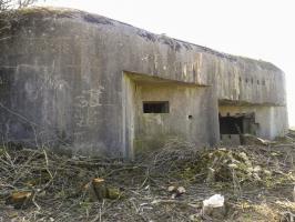 Ligne Maginot - MB41 - (Blockhaus lourd type STG / STG-FCR - Simple) - Situé en haut de la colline il domine la vallée.