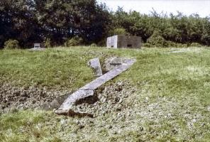 Ligne Maginot - BREMERSCHECK - (PC) - Le bloc observatoire avec la tranchée d'accès et, au second plan, la guérite observatoire.