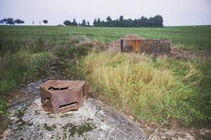 Ligne Maginot - BREMERSCHECK - (PC) - Tentative de remise en place, tant bien que mal,de la guérite pentagonale.
1994