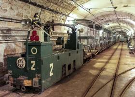 Ligne Maginot - FERMONT - A2 - (Ouvrage d'artillerie) - Gare C 
Le train qui amène les visiteurs de l'entrée munitions aux blocs de combat
Locotracteur Vetra et wagonnets type Nord-Est mle A