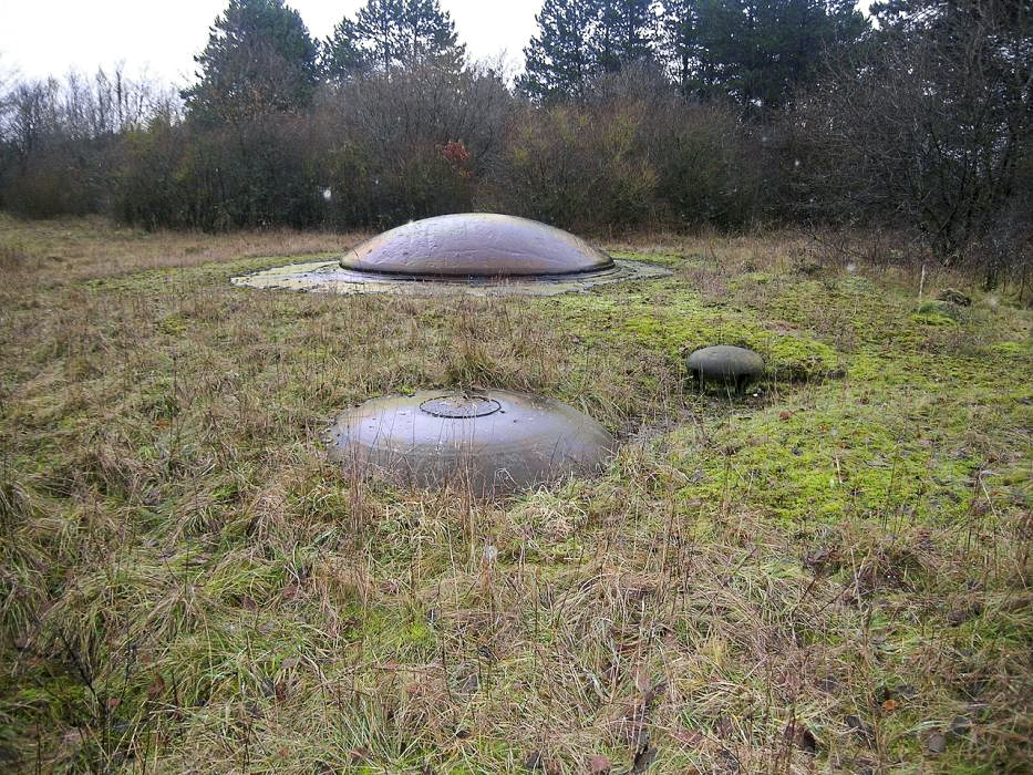 Ligne Maginot - MOLVANGE - A9 - (Ouvrage d'artillerie) - Bloc 10,
Tourelle de 75 mm modèle 33
La cloche lance grenade (non équipée) et un champignon de prise d'air sont visibles à l'avant plan