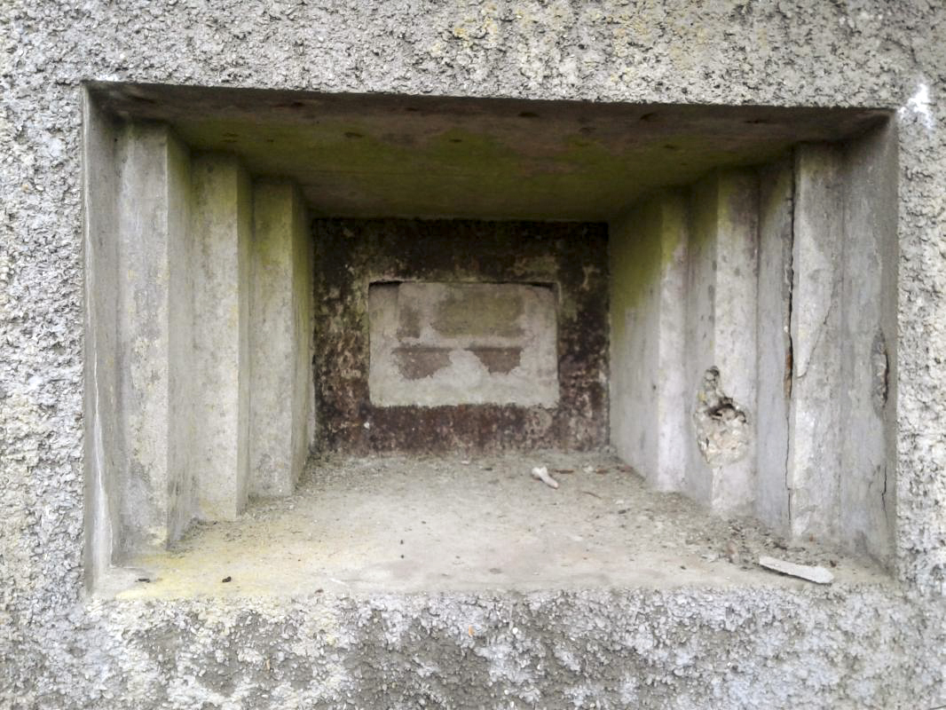 Ligne Maginot - MY3 - (Blockhaus lourd type STG / STG-FCR - Simple) - Créneau pour mitrailleuse
Le trémie Condé est obturée avec du ciment.