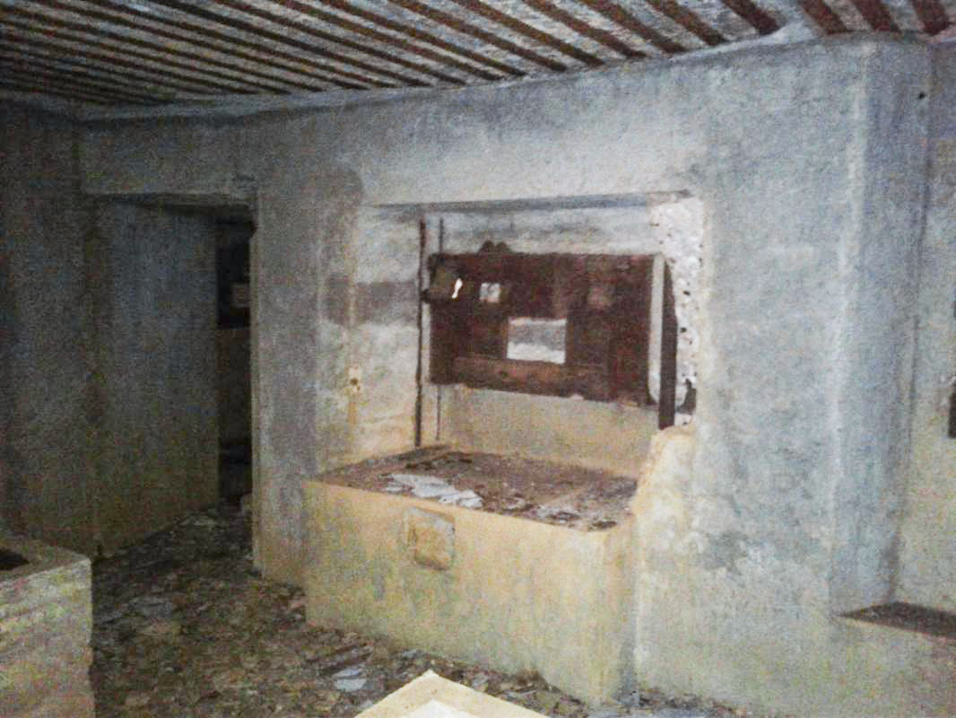 Ligne Maginot - MY3 - (Blockhaus lourd type STG / STG-FCR - Simple) - Chambre de tir.
Créneau pour canon antichar muni d'une trémie Pamart-Lemaigre. A gauche, le couloir d'accès au créneau d'observation.