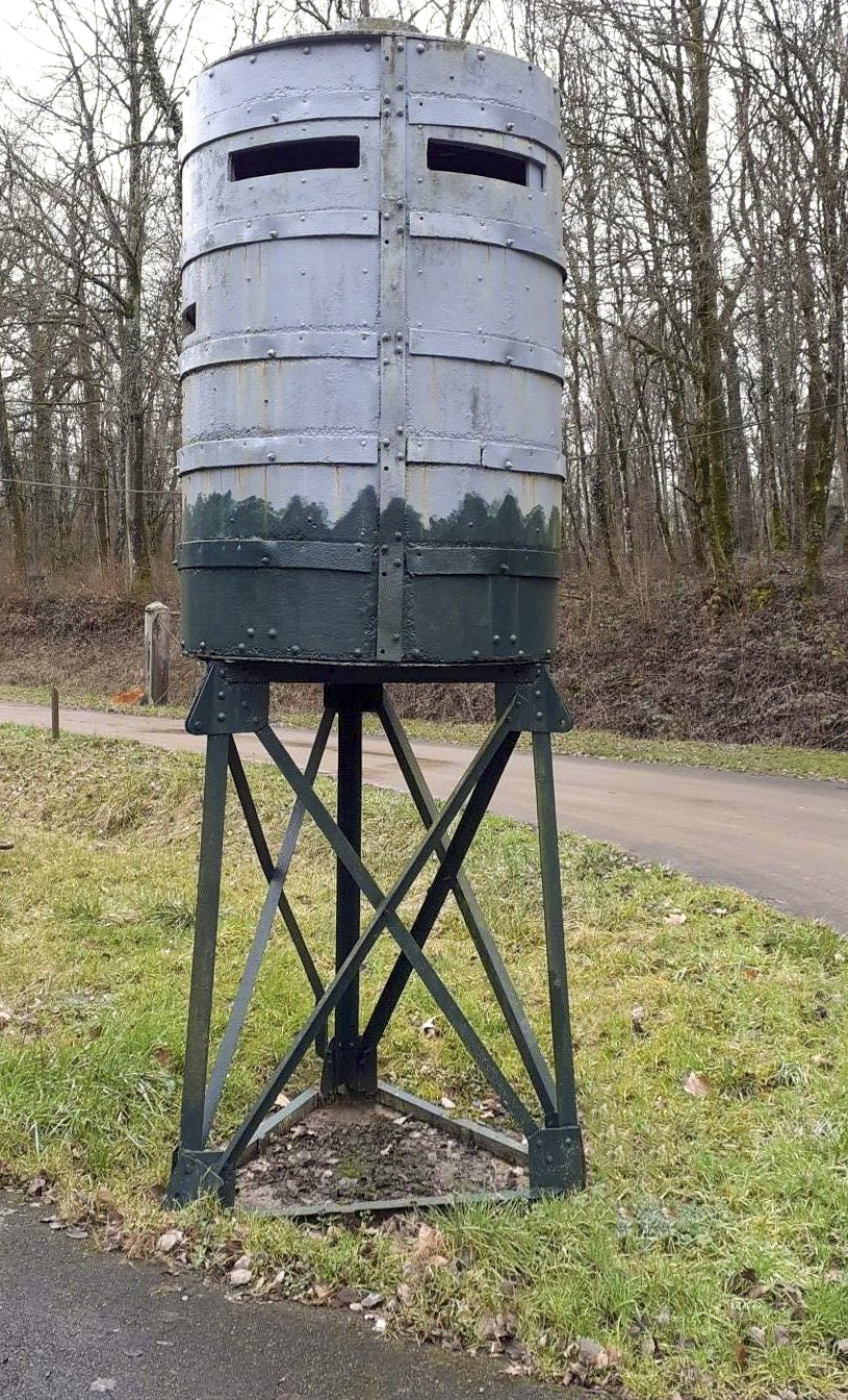 Ligne Maginot - Guérite observatoire sur pylône - Ces vues permettent de voir les nombreuses ouvertures d'observation.