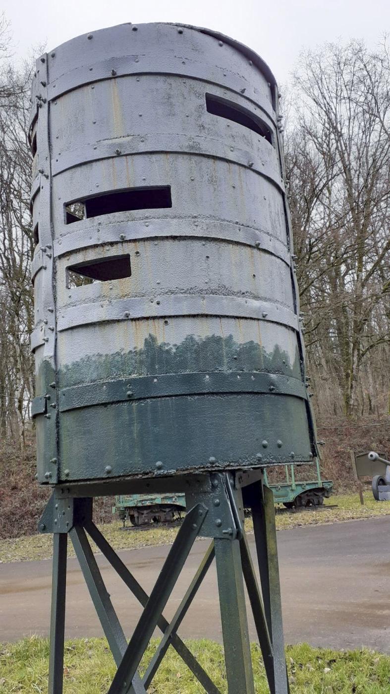 Ligne Maginot - Guérite observatoire sur pylône - Ces vues permettent de voir les nombreuses ouvertures d'observation.