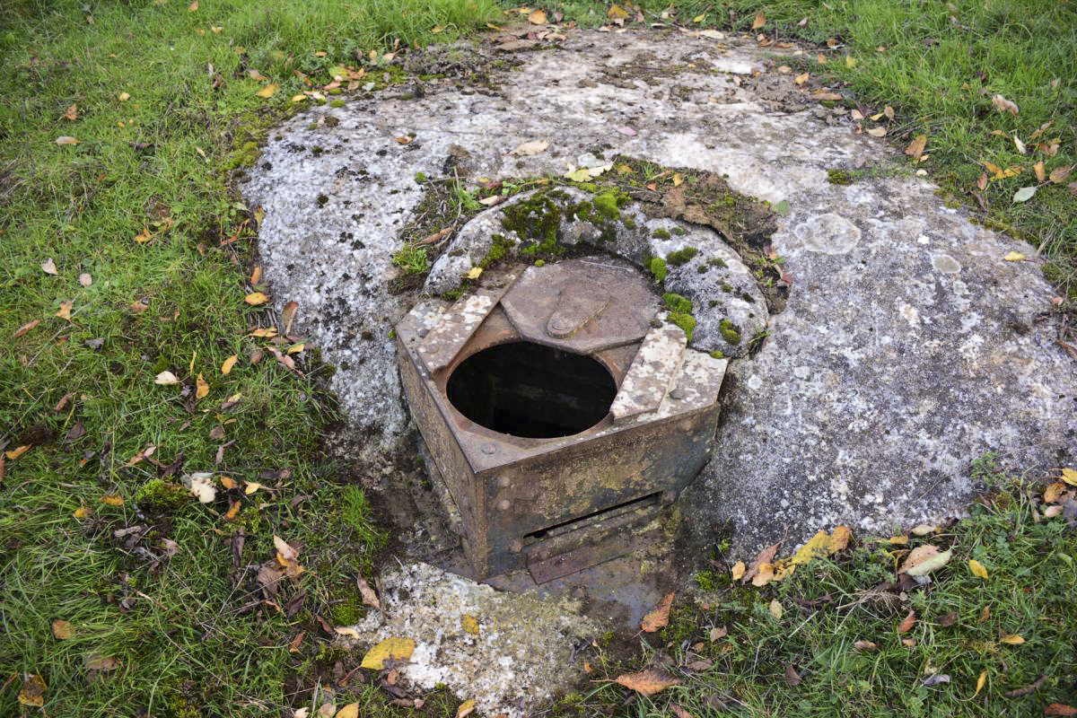 Ligne Maginot - SAINT WALFROY EST - (Observatoire d'infanterie) - La guérite
Trou d'homme ouvert pour l'utilisation d'une binoculaire