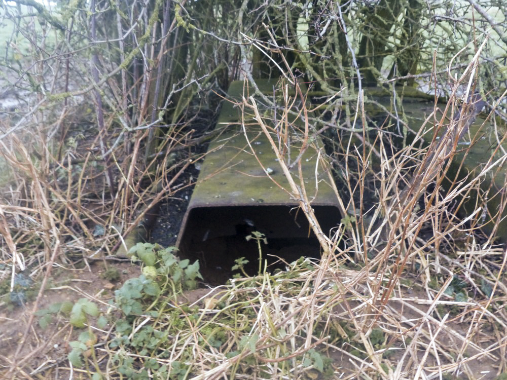 Ligne Maginot - T1 - (Cuve pour arme d'infanterie) - Les plaques de tôles sur le puits de la tourelle furent utilisées pour retenir les terres du fossé antichar (palplanche métallique) 