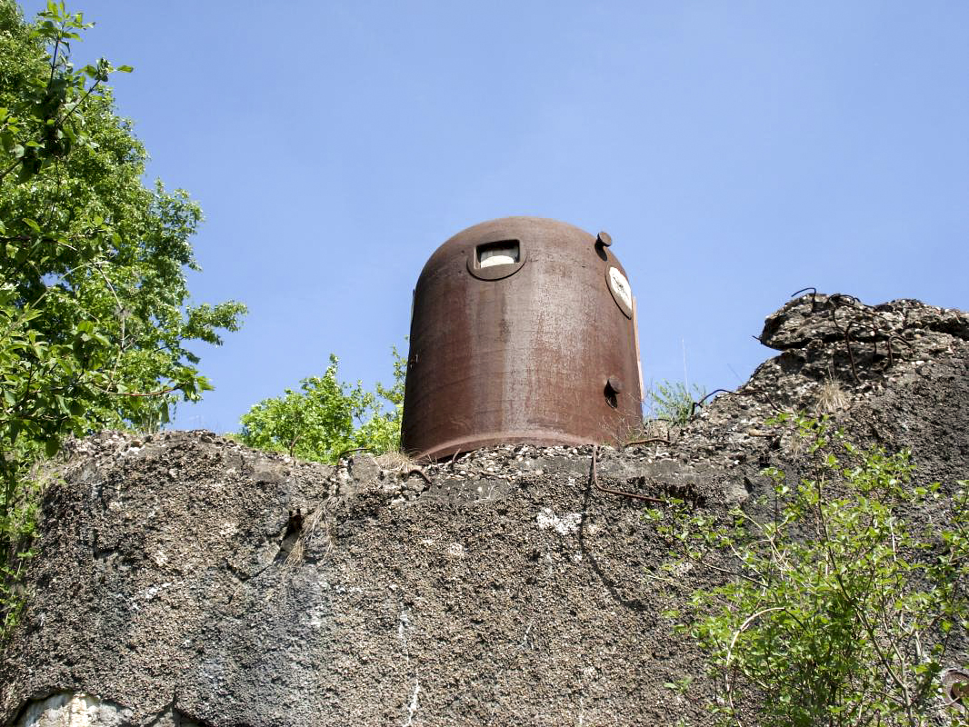 Ligne Maginot - VELOSNES - (Ouvrage d'artillerie) - Bloc 6
Entrée mixte
Pendant l'occupation, l'organisation Todt tentera de récupérer les cloches GFM du bloc 6 pour une réutilisation en l'état. Mais l'opération sera abandonnée face à la complexité du chantier et de sa logistique