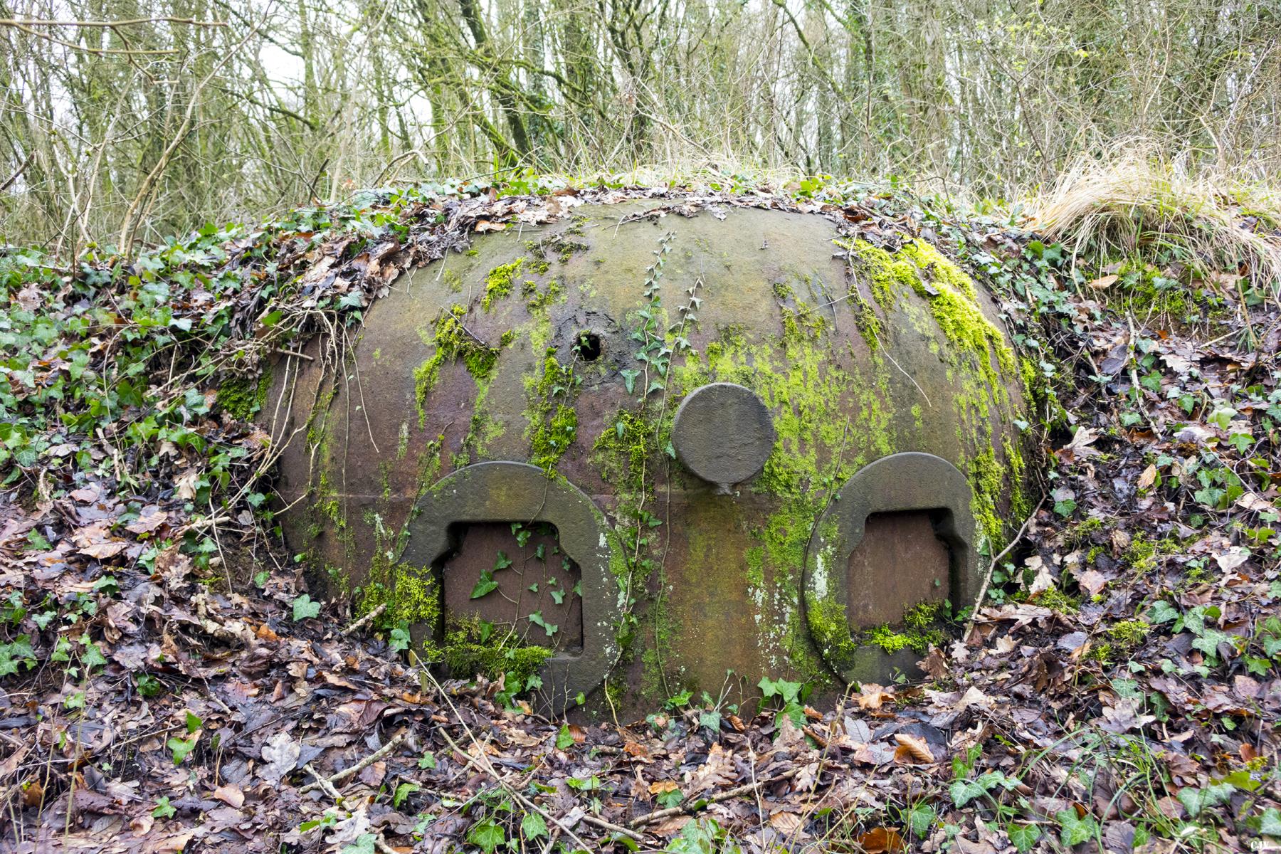 Ligne Maginot - VELOSNES - (Ouvrage d'artillerie) - Bloc 3
Cloche pour arme mixte
Noter l'impact au-dessus du créneau gauche