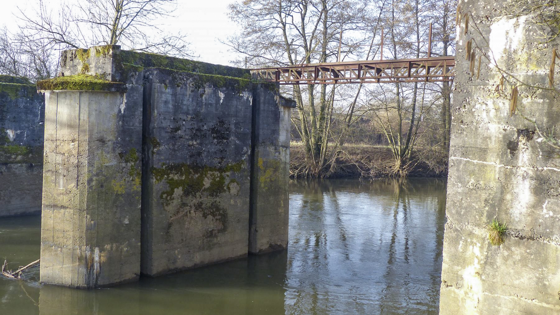 Ligne Maginot - VERNEUIL GRAND - (Inondation défensive) - La passerelle piétonne est encore en place sur le premier tronçon