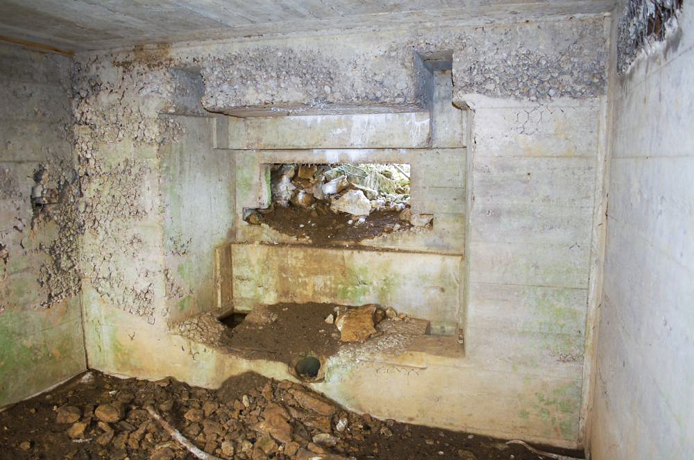 Ligne Maginot - A22 - (Blockhaus pour canon) - Le poste de tir et le créneau...encombrés...