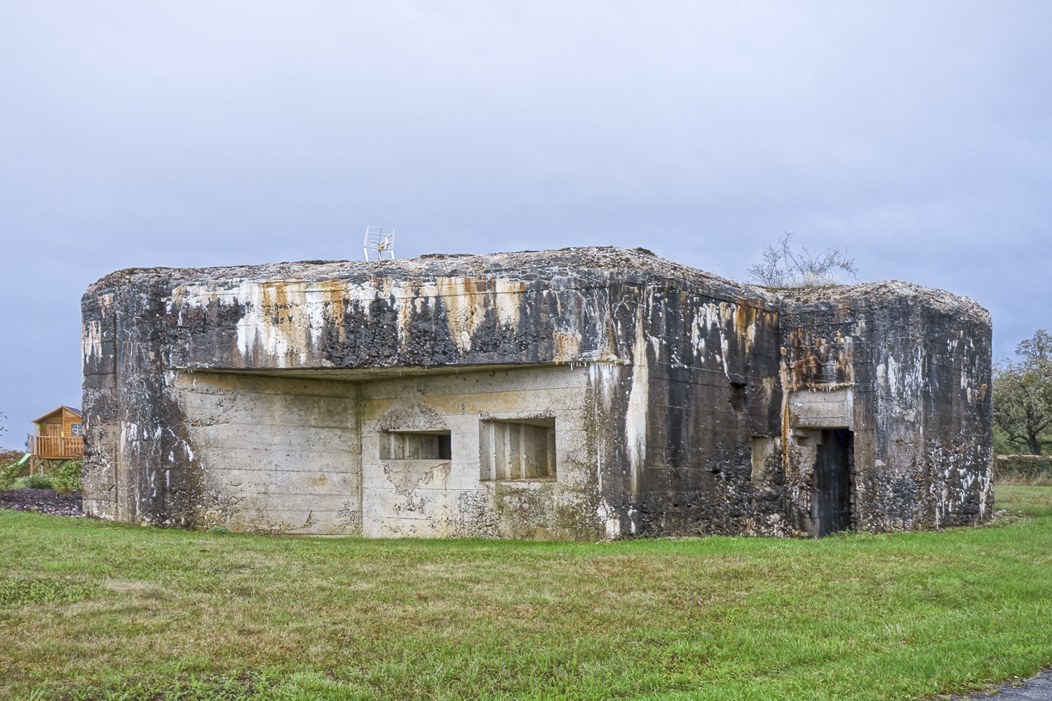 Ligne Maginot - G27 - (Blockhaus lourd type STG / STG-FCR - Simple) - Lumière du couchant sur le blockhaus, aujourd'hui surmonté d'une antenne télé