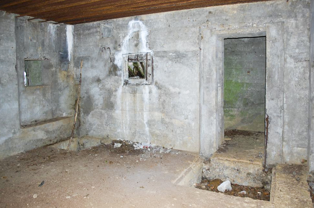 Ligne Maginot - G21 - (Blockhaus lourd type STG / STG-FCR - Simple) - L'intérieur du blockhaus, à droite la porte d'entrée.