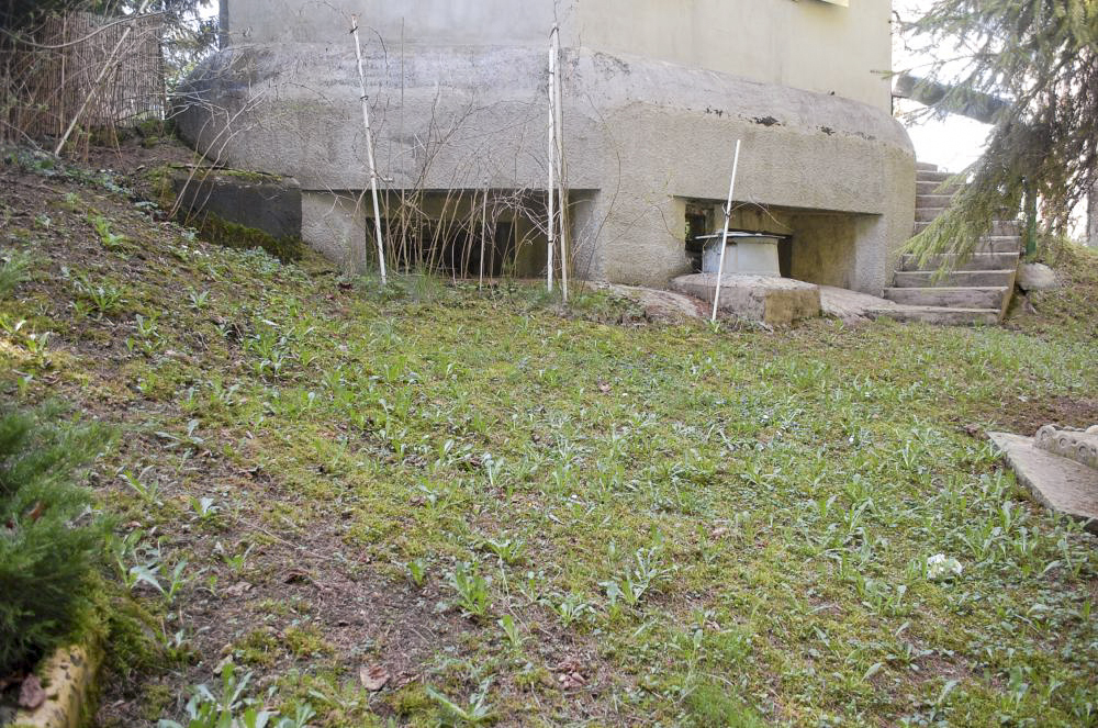 Ligne Maginot - MB15 - (Blockhaus pour arme infanterie) - Totalement invisible ce blockhaus est totalement intégré dans une propriété privée. L'ouvrage sert de fondation à un petit chalet. Je remercie ses propriétaires de m'avoir permis de prendre ces deux photos. Pour l'anecdote ces propriétaires sont les descendants de la famille qui a construit l'oratoire près du Mt121.