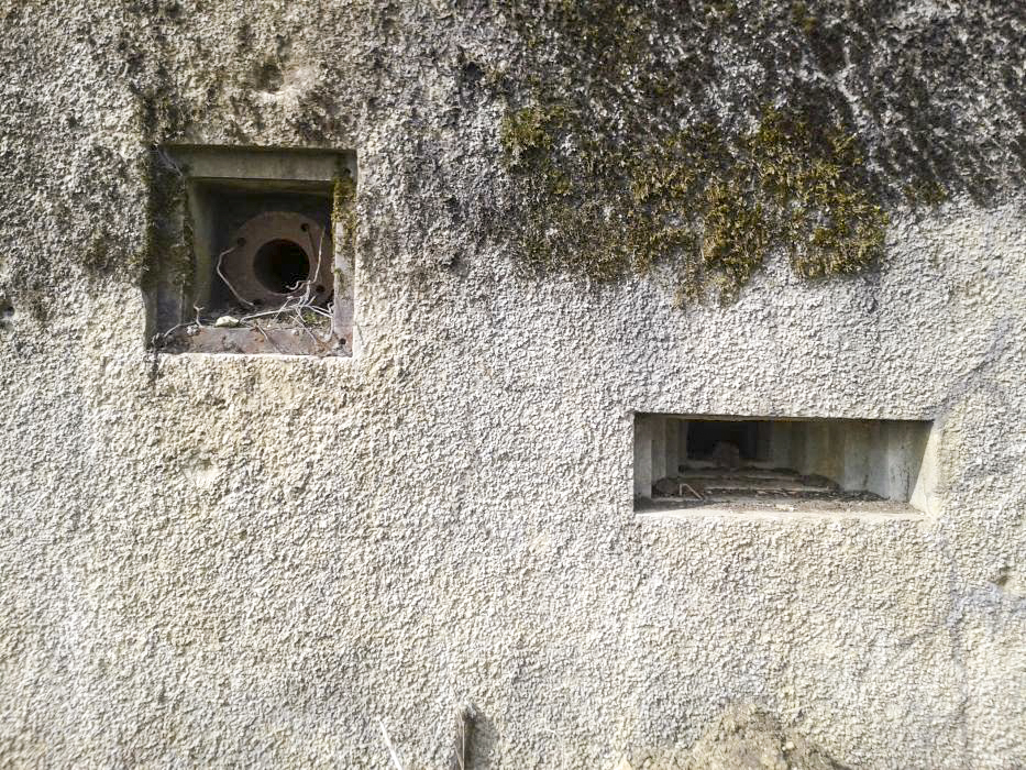 Ligne Maginot - MB19 - (Blockhaus pour arme infanterie) - Tube de ventilation et créneau de tir