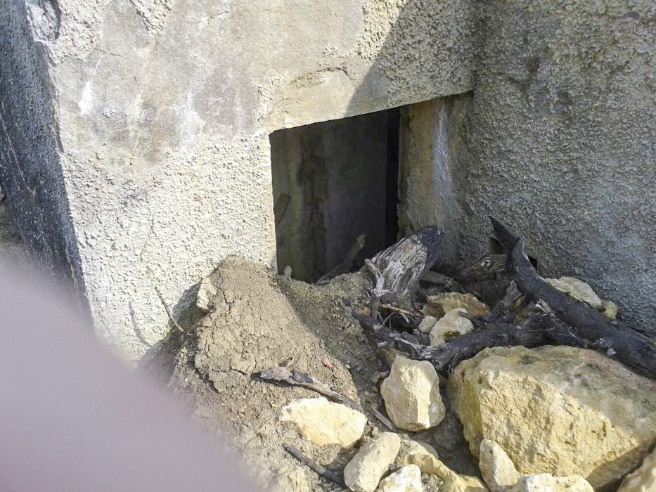 Ligne Maginot - MB19 - (Blockhaus pour arme infanterie) - Une entrée presque totalement obstruée