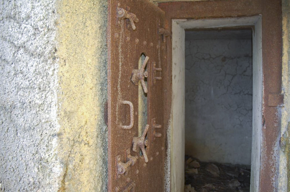 Ligne Maginot - MB29 - (Blockhaus pour arme infanterie) - Détails de serrurerie la porte d'entrée de l'ouvrage figée par la rouille