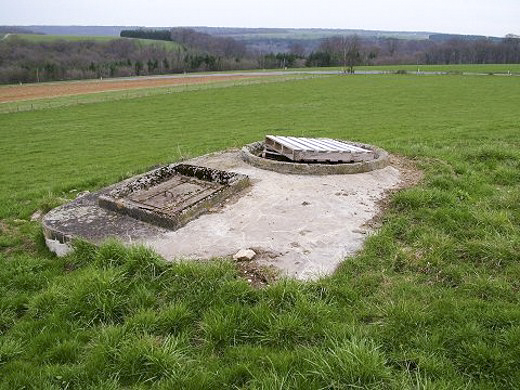 Ligne Maginot - MT122 - (Cuve pour arme d'infanterie) - Cette cuve est en plein champ, domine le paysage. A cent mètres environ du Mb16.