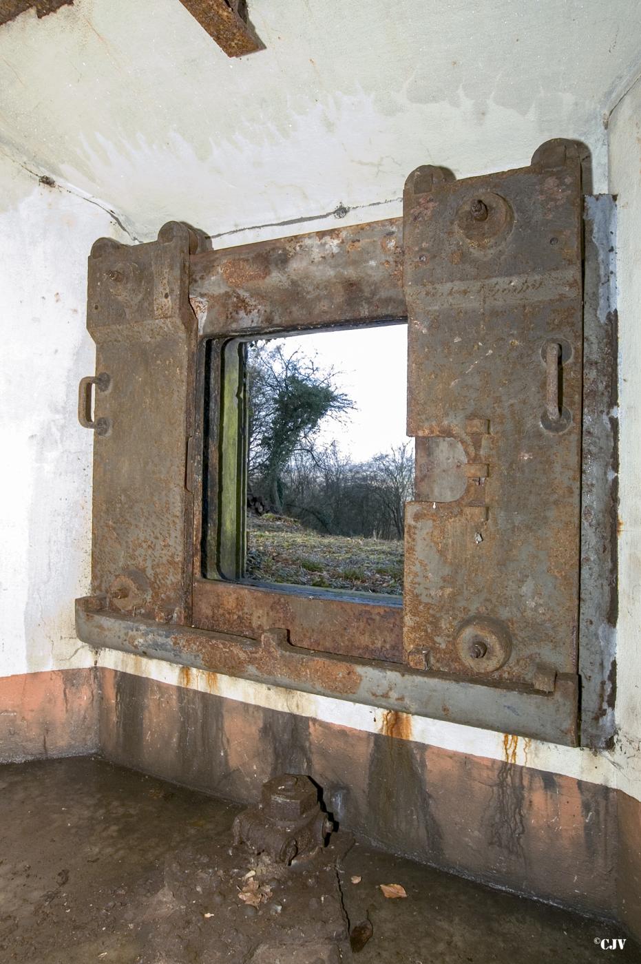 Ligne Maginot - ACA2 - STOCKEN - (Casemate d'artillerie) - Chambre de tir gauche pour canon de 75mm mle 1897
Le créneau et ses volets d'embrasure coulissants