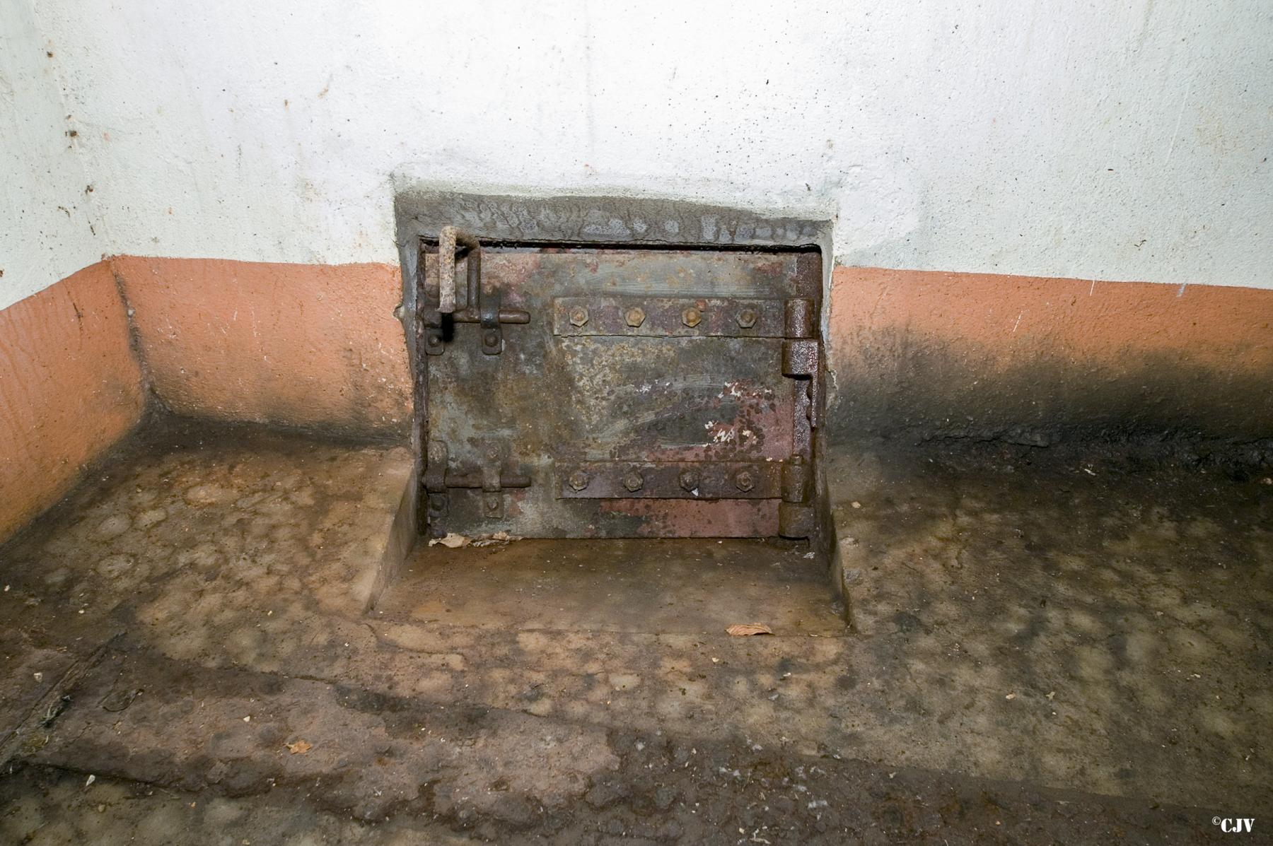 Ligne Maginot - ACA2 - STOCKEN - (Casemate d'artillerie) - Chambre de tir gauche pour canon de 75mm mle 1897
Les douilles sont évacuées vers une fosse extérieure afin d'éviter la dispersion des gaz dans la chambre de tir