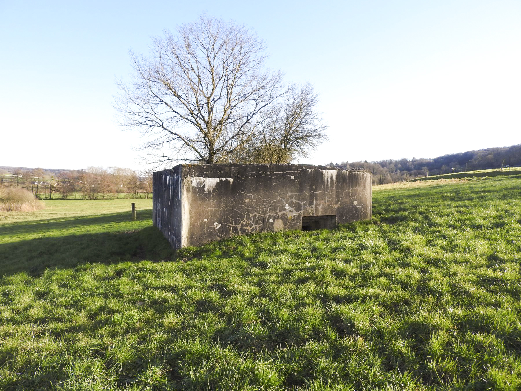 Ligne Maginot - CB611 - MOULIN BAS EST - (Blockhaus pour arme infanterie) - La façade arrière avec un créneau d'infanterie secondaire.