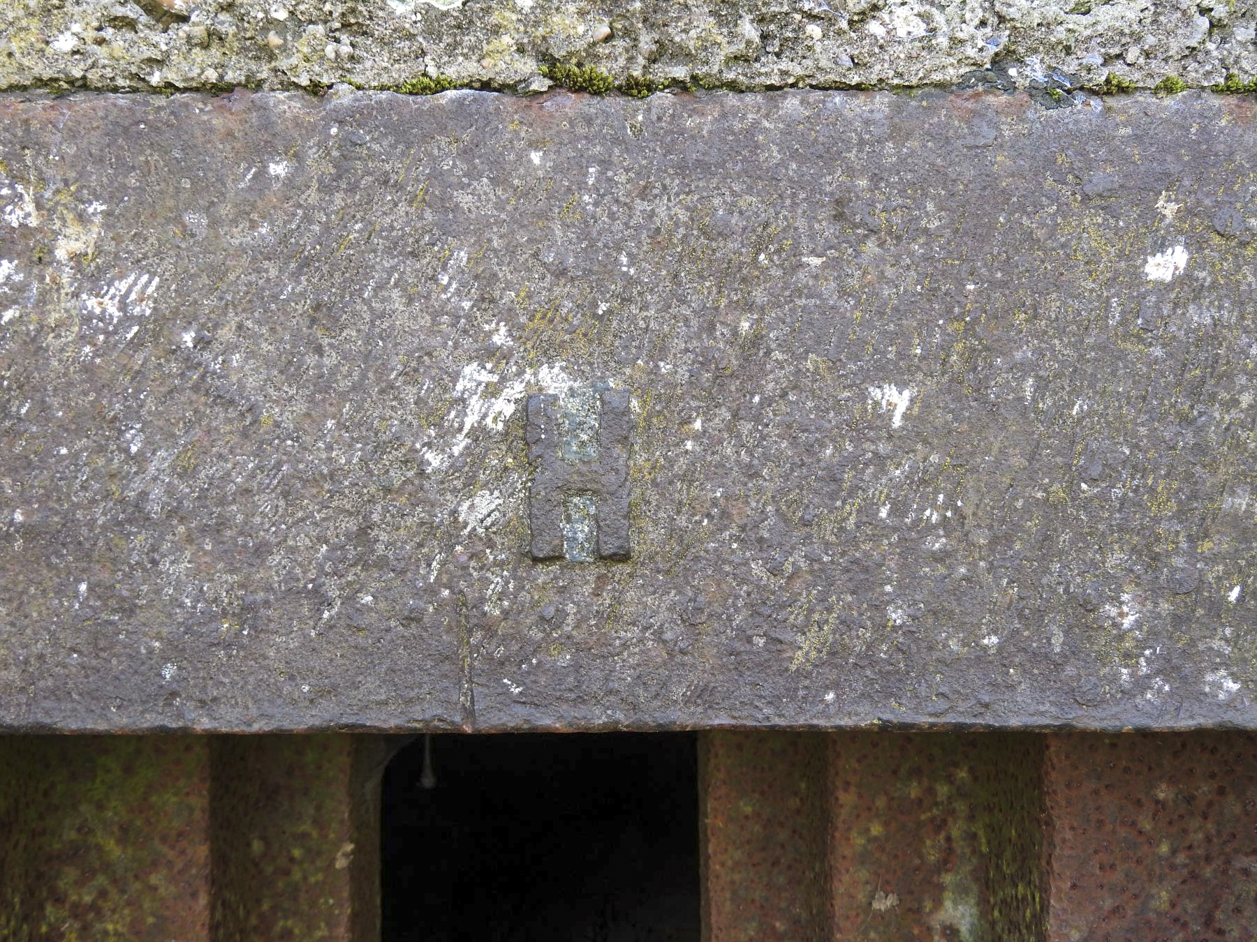 Ligne Maginot - CB611BIS - MOULIN BAS OUEST - (Blockhaus pour arme infanterie) - Un marquage pour le sens de montage de la trémie.