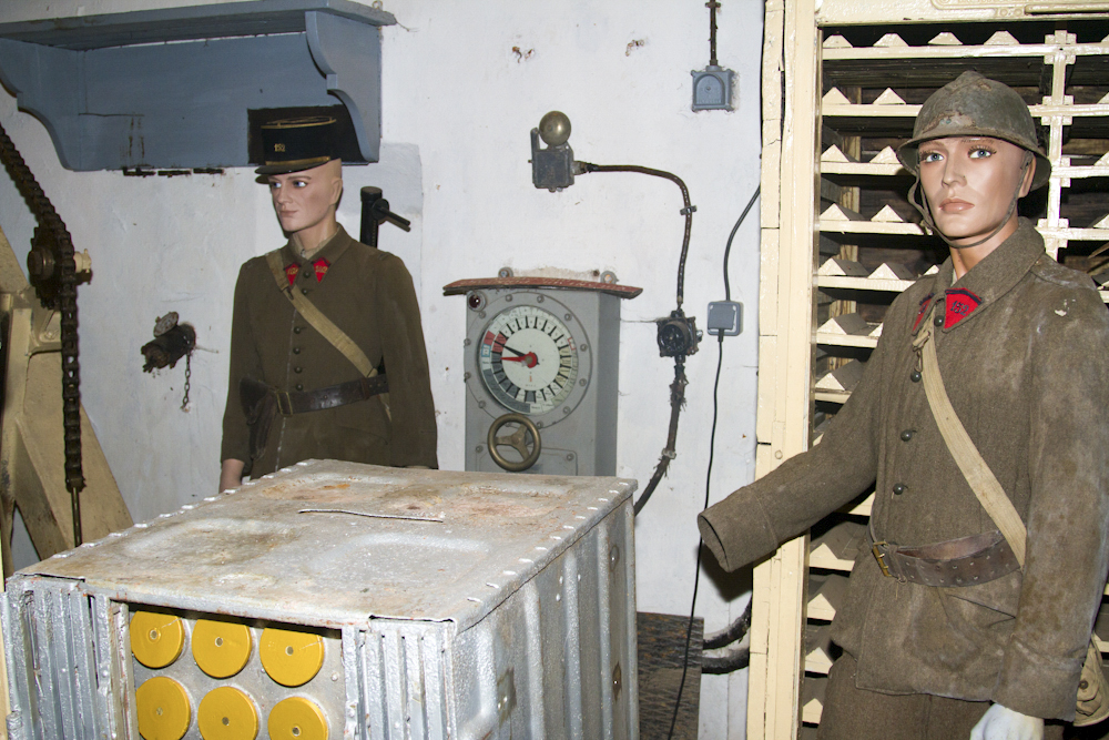 Ligne Maginot - FERMONT - A2 - (Ouvrage d'artillerie) - Bloc 4
Mannequins avec l'uniforme du 152° RAP dans la chambre de tir